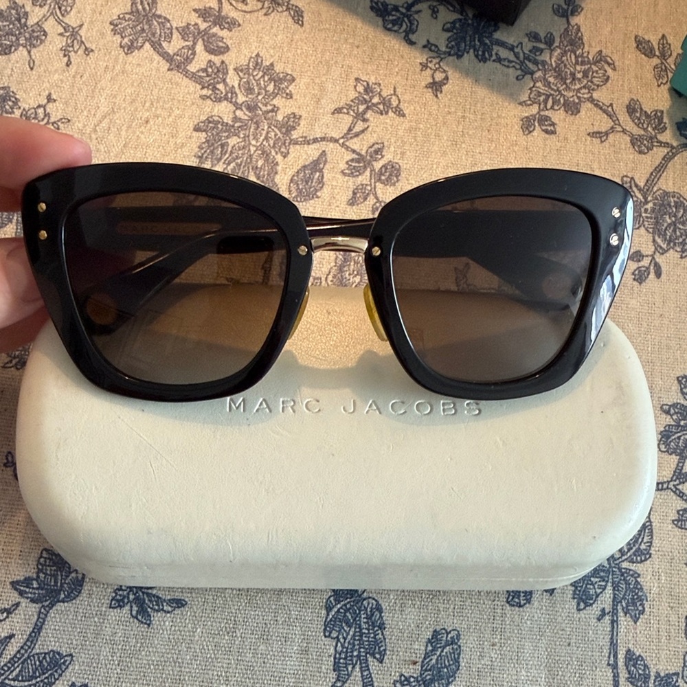 Marc Jacobs Black Cat-Eye Sunglasses with Brown Gradient Lenses